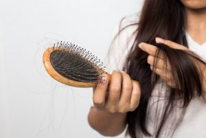 נשירת שיער: המדריך המלא לשיטות שיכולות לסייע